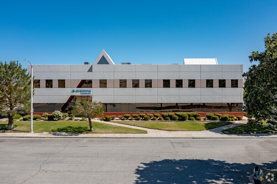 More Photos Of 40015 Sierra Hwy, Palmdale Office For Lease