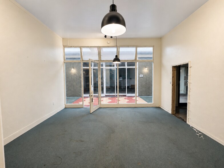 More Photos Of 433 E Main St, Ventura Storefront For Lease