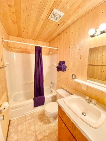 More Photos Of 5423 50 Ave S, Northern Rockies Hotel For Sale