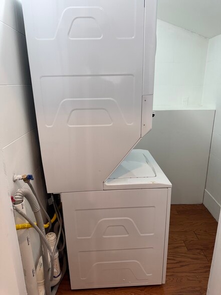 More Photos Of 194 Woodward St, Jersey City General Retail For Lease