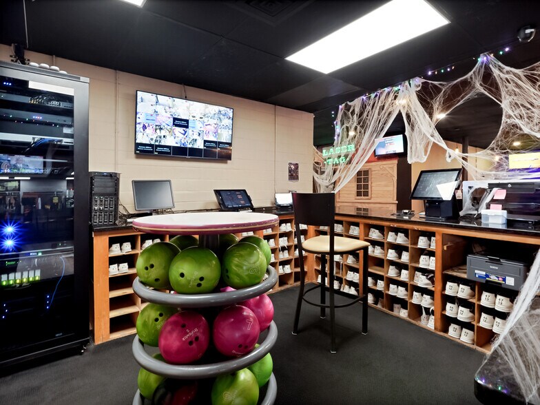 More Photos Of 1201 N Bedell Ave, Del Rio Bowling Alley For Sale