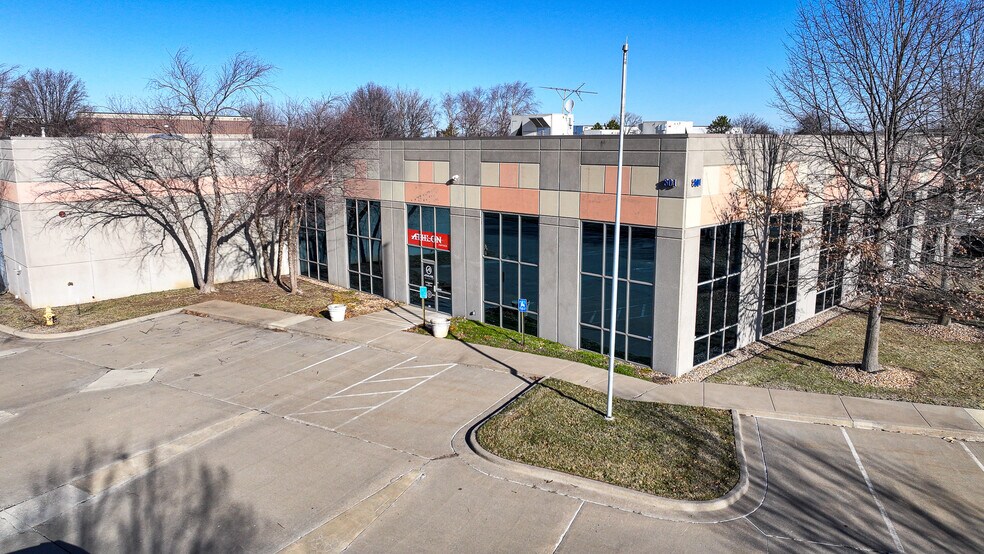More Photos Of 801 N Meadowbrook Dr, Olathe Warehouse For Sale