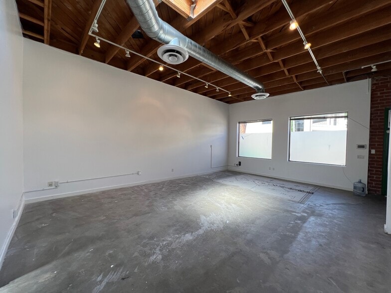 Primary Photo Of 3737 Robertson Blvd, Culver City Loft Creative Space For Lease