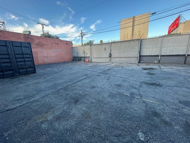 More Photos Of 220 W 21st St, Los Angeles Warehouse For Lease