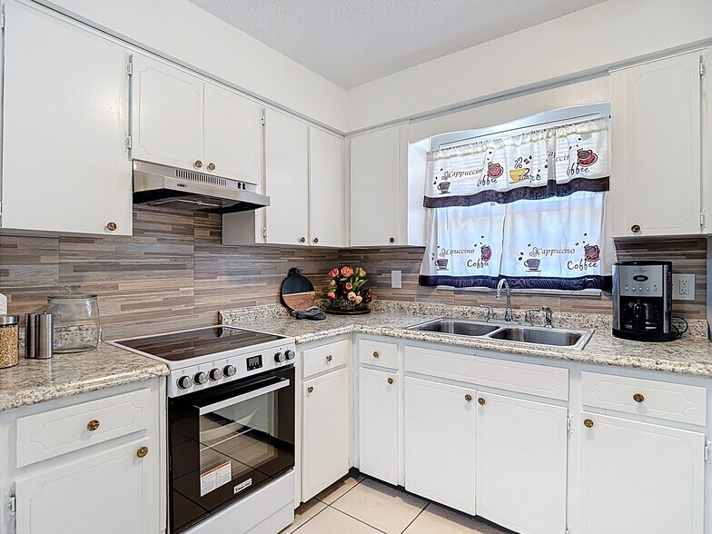 More Photos Of 139 SE Jefferson Cir N, Saint Petersburg Apartments For Sale