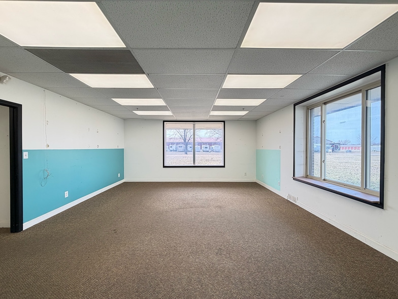 More Photos Of 15401 Industrial Dr, Schoolcraft Warehouse For Lease