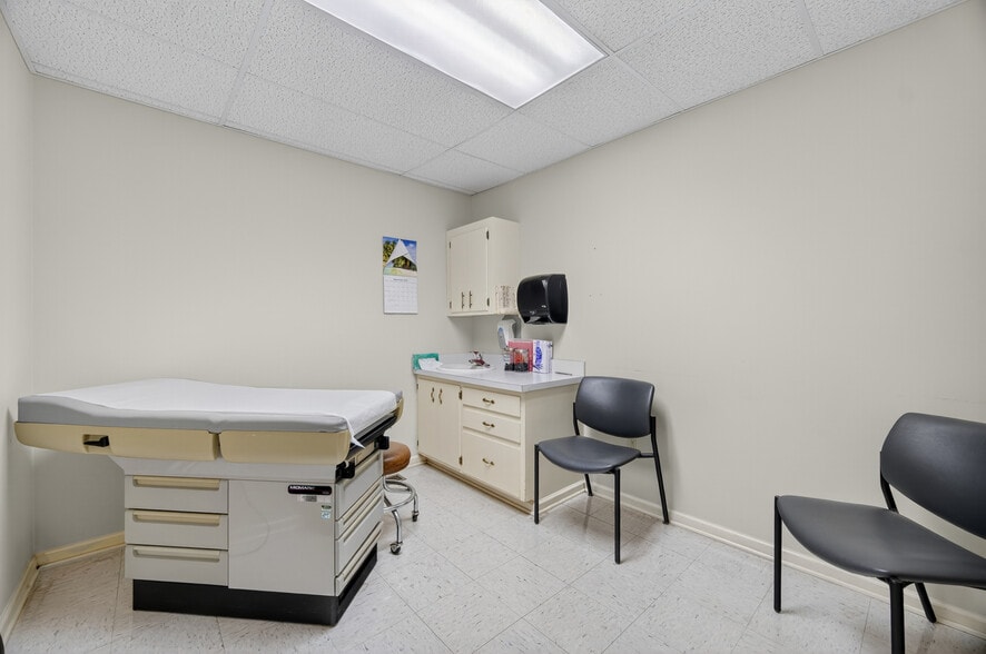 More Photos Of 207 Elk Ave S, Fayetteville Office For Sale