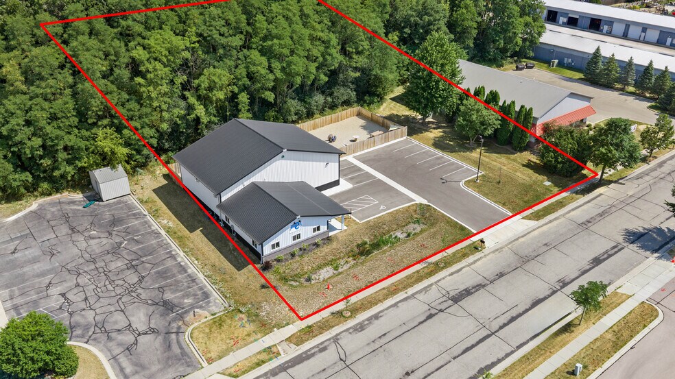More Photos Of 390 Progress Dr, Cottage Grove Veterinarian Kennel For Sale