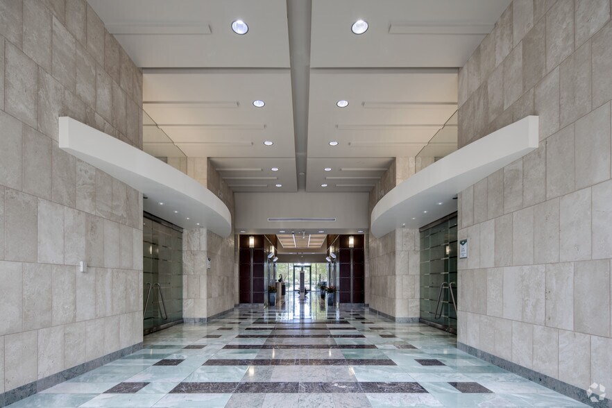 More Photos Of 4901 Vineland Rd, Orlando Office For Lease