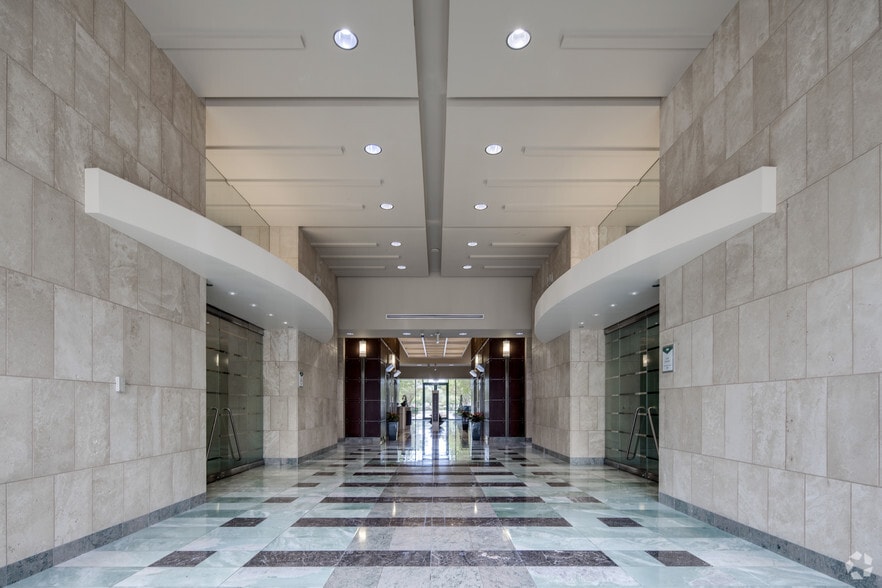 More Photos Of 4901 Vineland Rd, Orlando Office For Lease