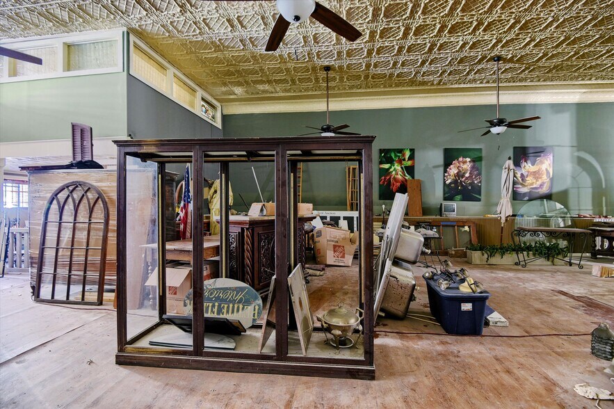 More Photos Of 115 S Travis St, Sherman General Retail For Sale