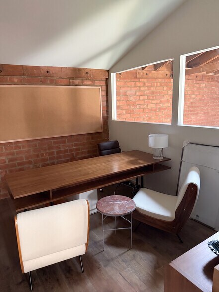 More Photos Of 1112 N Beachwood Dr, Los Angeles Office For Lease