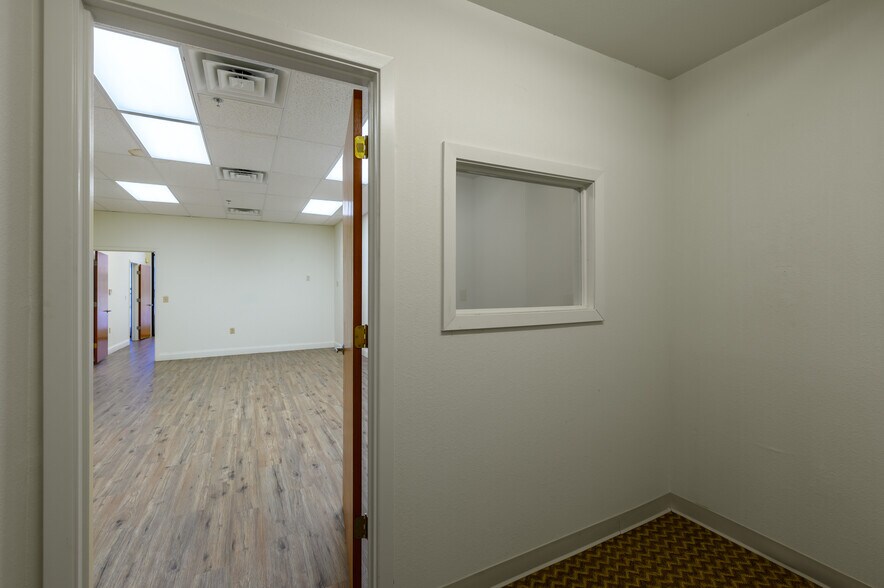 More Photos Of 200 S Armstrong Ave, Denison Storefront For Sale