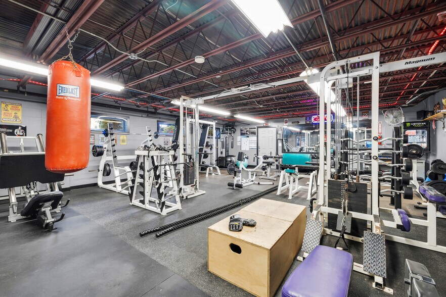 More Photos Of 300 Riverside Ave, Bristol Manufacturing For Sale