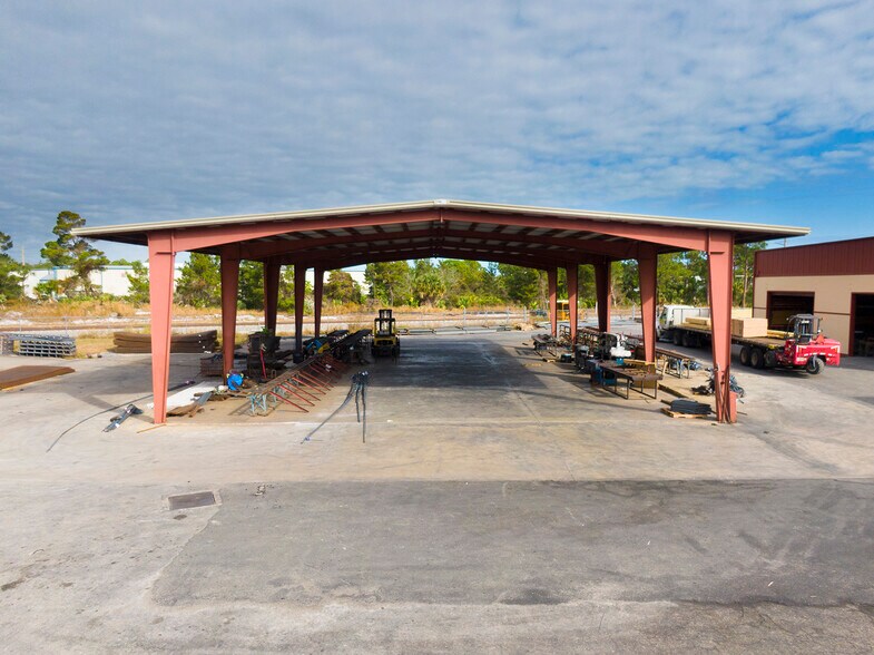 More Photos Of 657 NE Dixie Hwy, Jensen Beach Industrial For Lease