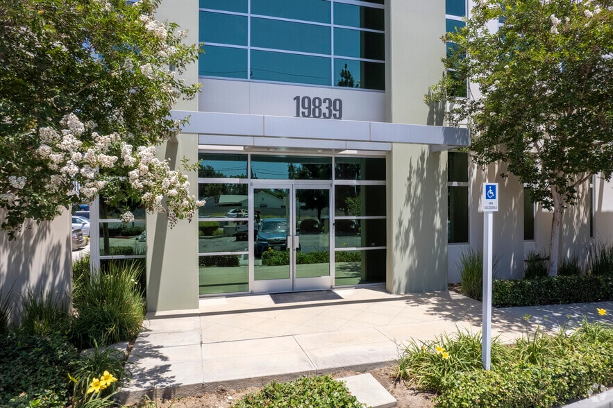 More Photos Of 19835-19839 Nordhoff St, Northridge Office For Sale