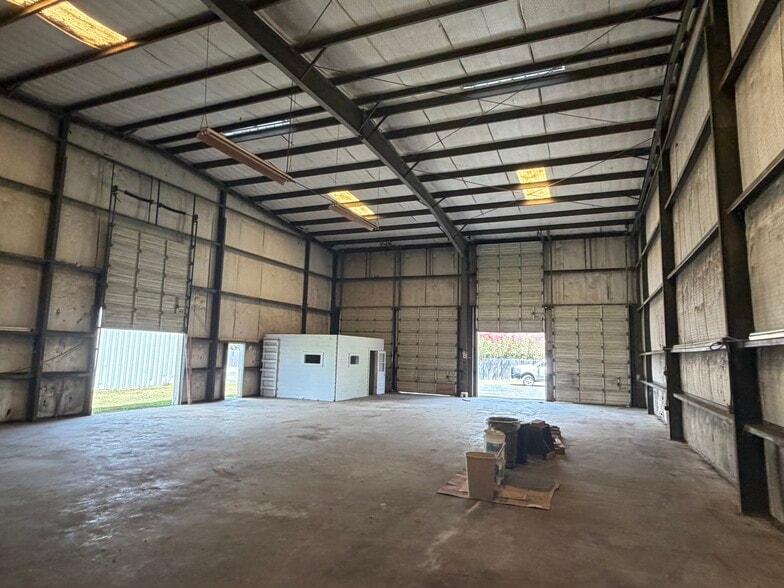 More Photos Of 803 E Mockingbird Ln, Victoria Industrial For Lease