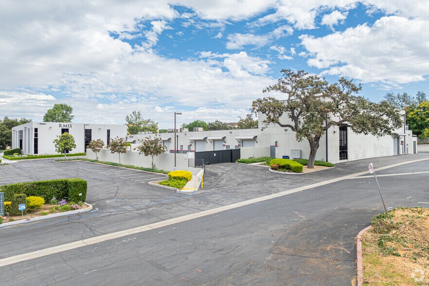 More Photos Of 5388 N Sterling Center Dr, Westlake Village Showroom For Sale
