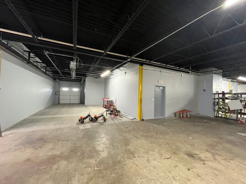 More Photos Of 224 N Stewart Ave, Springfield Warehouse For Lease