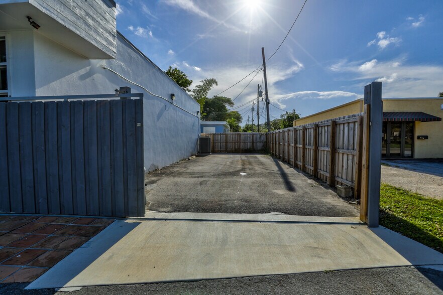 More Photos Of 2115-2145 SW 2nd Ave, Fort Lauderdale Showroom For Sale