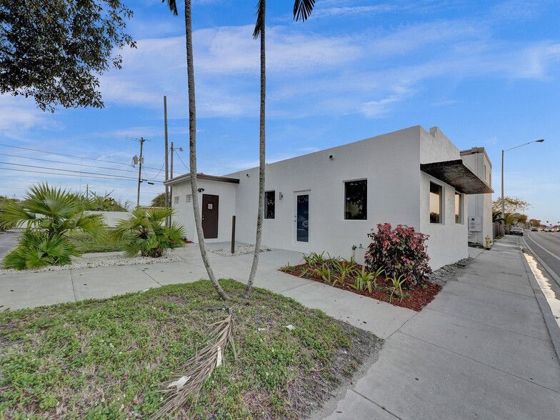 Primary Photo Of 5232 Pembroke Rd, Hollywood Freestanding For Sale