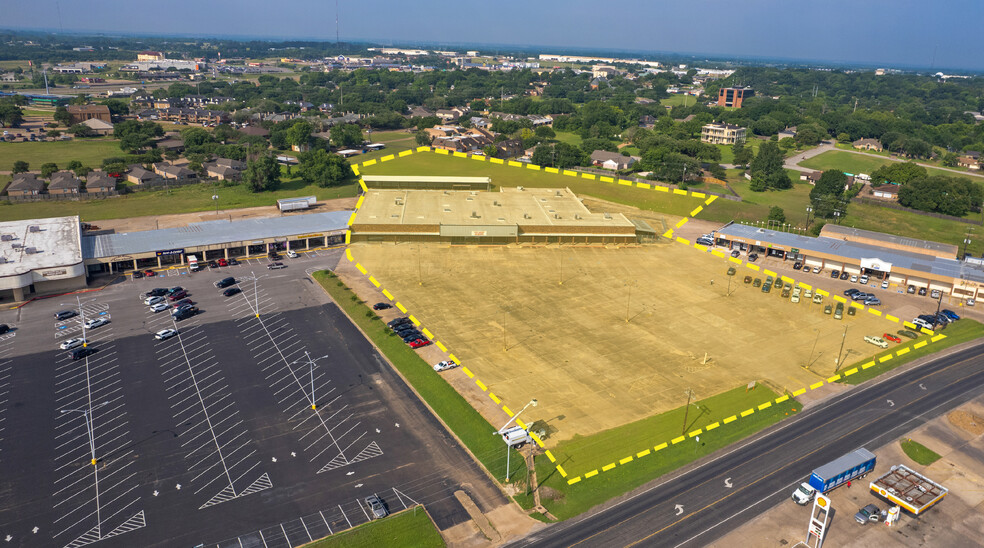 Primary Photo Of 2202 S Market St, Brenham Department Store For Sale