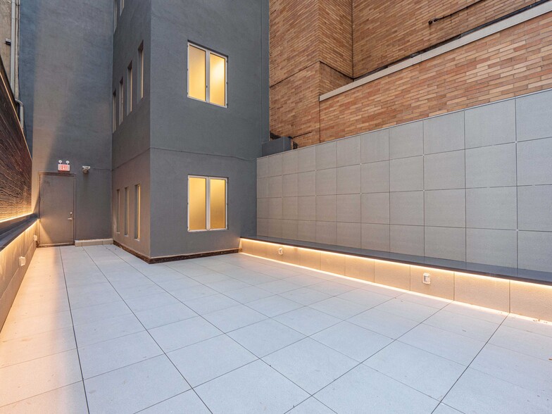 More Photos Of 108 E 60th St, New York Storefront Retail Office For Sale