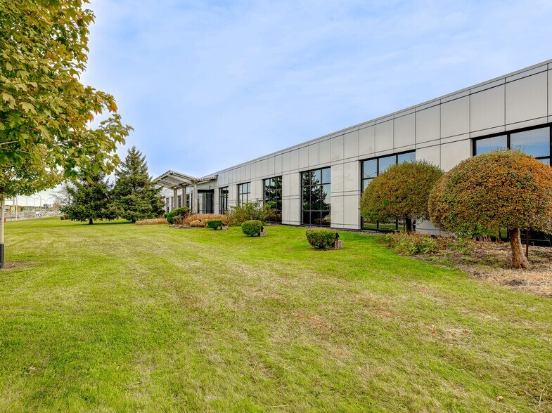 More Photos Of 3000 Aut Transcanadienne, Pointe-claire Distribution For Lease