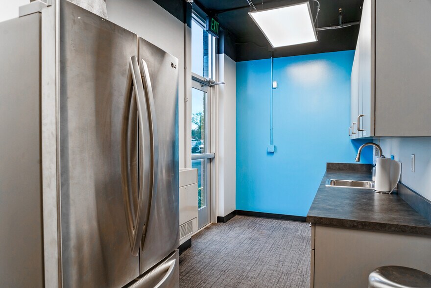 More Photos Of 400 W Maple Rd, Troy Office For Sale