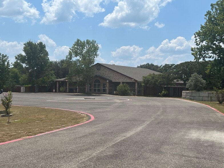 More Photos Of 628 E Veterans Memorial Blvd, Harker Heights Veterinarian Kennel For Sale