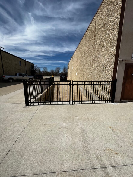 More Photos Of 115 N Prospect Ave, Itasca Showroom For Sale