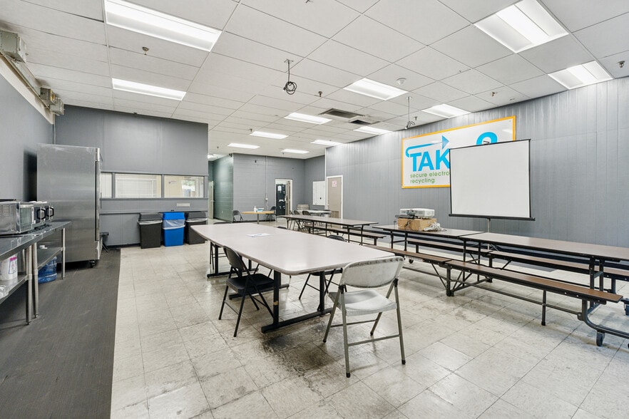 More Photos Of 122 Avenue of Industry, Waterbury Distribution For Sale