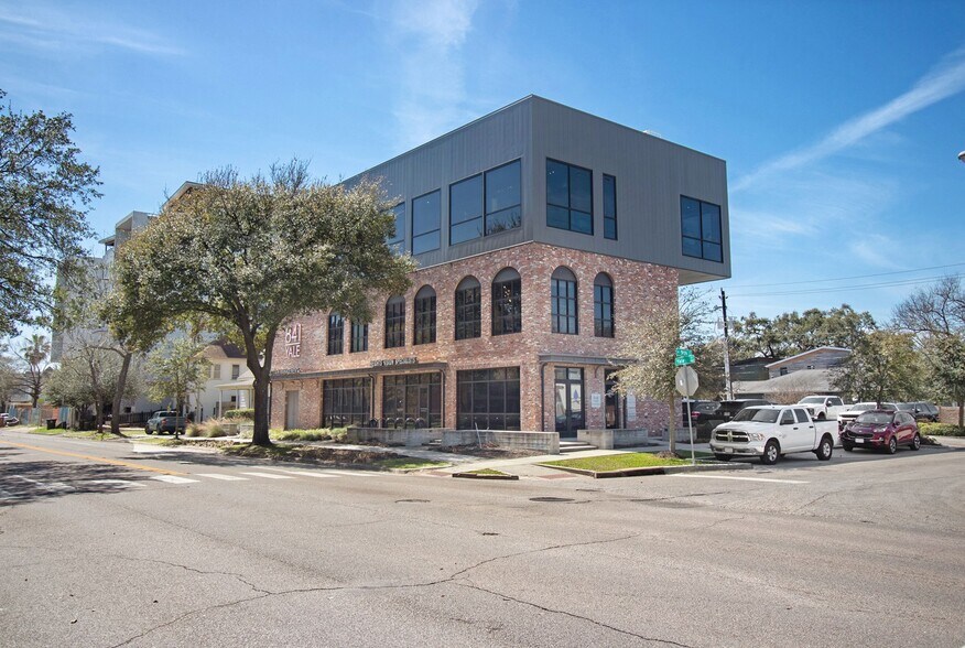 More Photos Of 841 Yale St, Houston Medical For Sale
