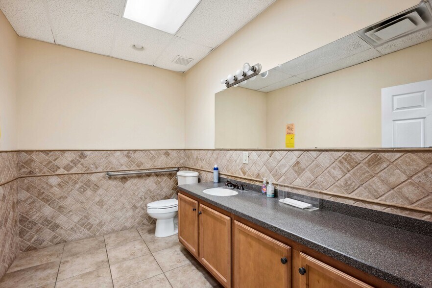 More Photos Of 16238-16242 N Florida Ave, Lutz Office Residential For Lease