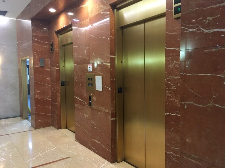 More Photos Of 212 W Van Buren St, Chicago Office For Lease