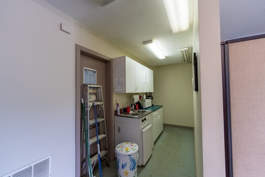 More Photos Of 563 Plains Rd, Tamworth Warehouse For Lease