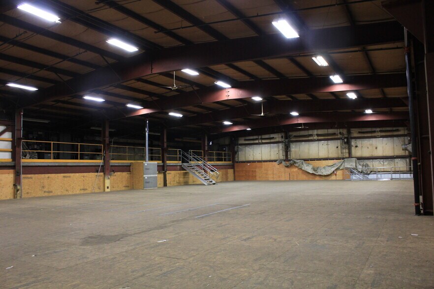 More Photos Of 4 Gator Rock Rd, Somersworth Distribution For Sale