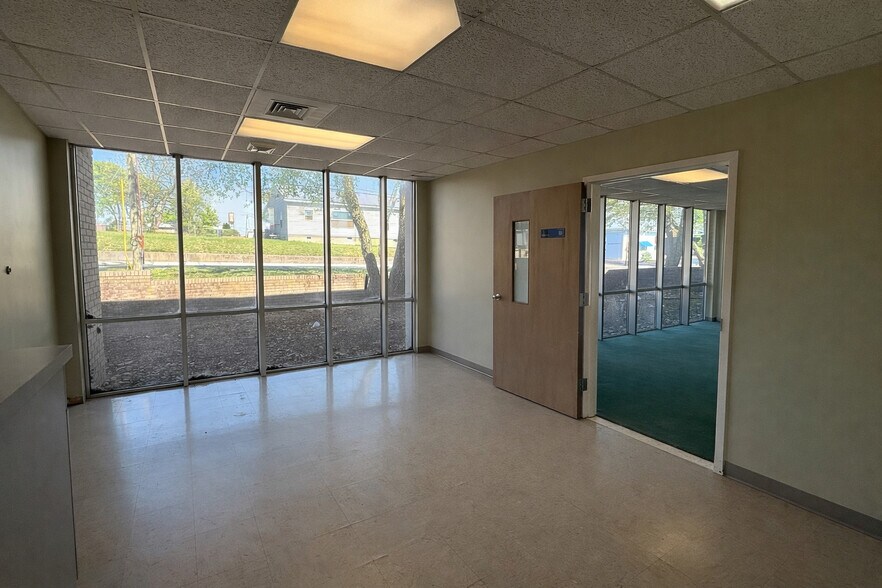 More Photos Of 100 W Guilford St, Thomasville Office For Lease