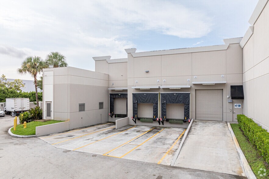 More Photos Of 306 International Pky, Sunrise Warehouse For Lease