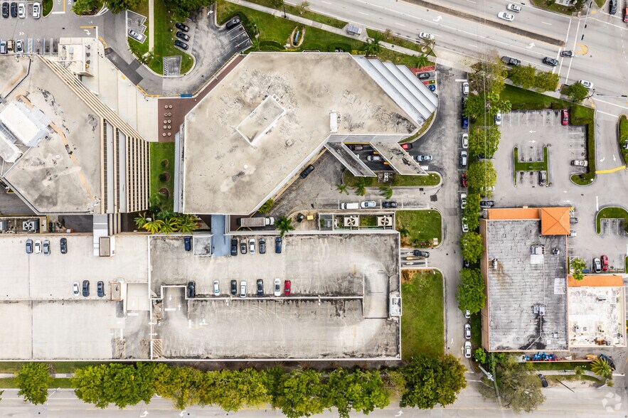 Primary Photo Of 11900 Biscayne Blvd, North Miami Office For Lease