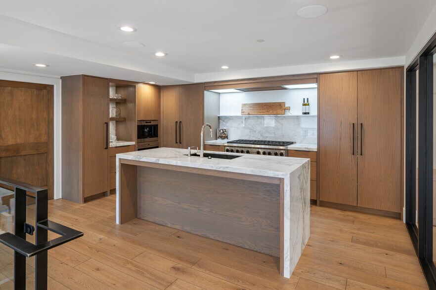 More Photos Of 4554 Forestdale Dr, Park City Showroom For Lease