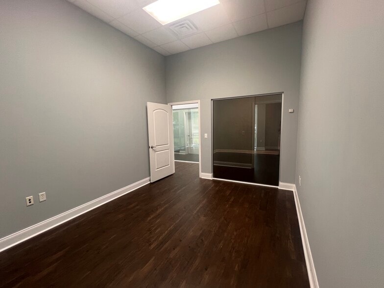 More Photos Of 7751 Kingspointe Pky, Orlando Light Distribution For Lease