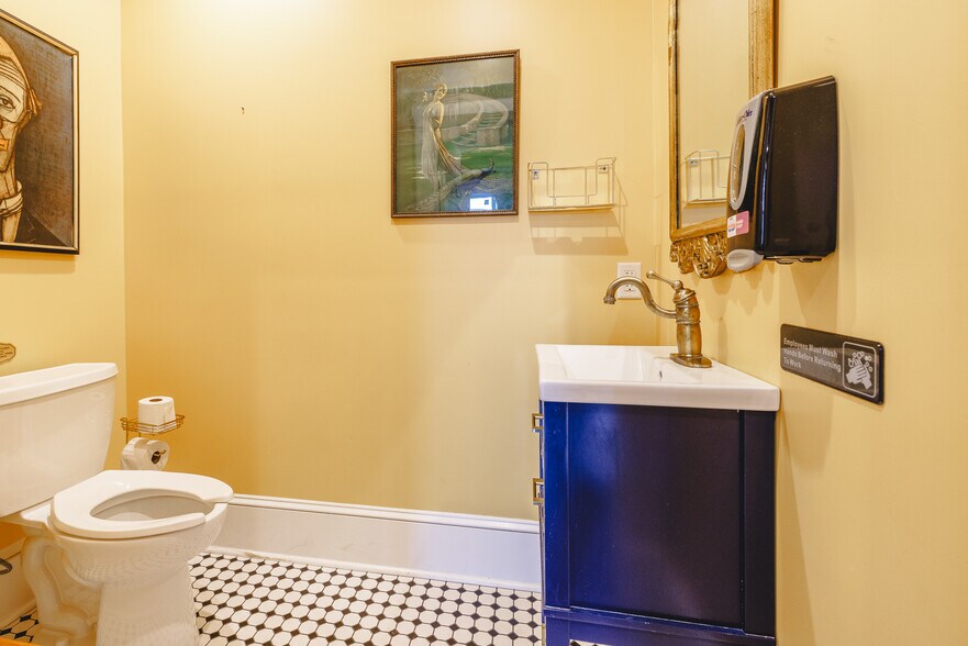 More Photos Of 9 W 43rd St, Savannah Office For Lease