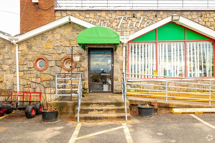 More Photos Of 2 Bayville Ave, Locust Valley Hotel For Lease