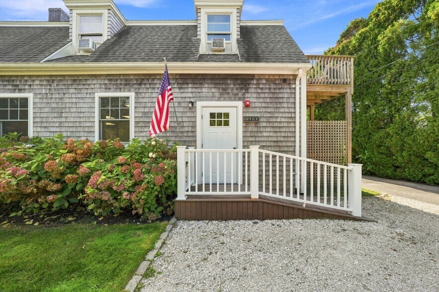 More Photos Of 148 Katama Rd, Edgartown Flex For Sale