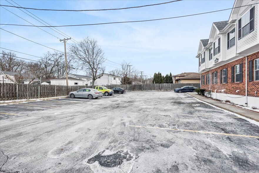 More Photos Of 27W130 Roosevelt Rd, Winfield Office For Lease