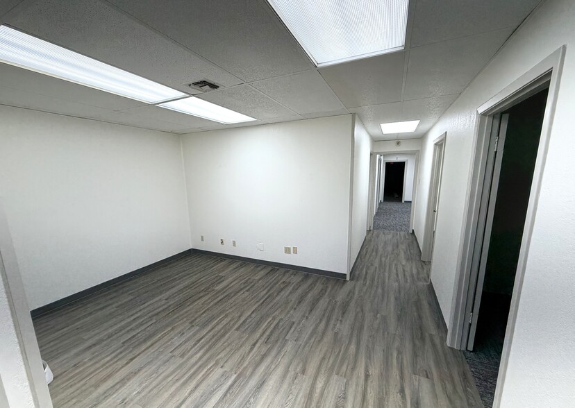 More Photos Of 2435-2441 Boardwalk St, San Antonio Showroom For Lease