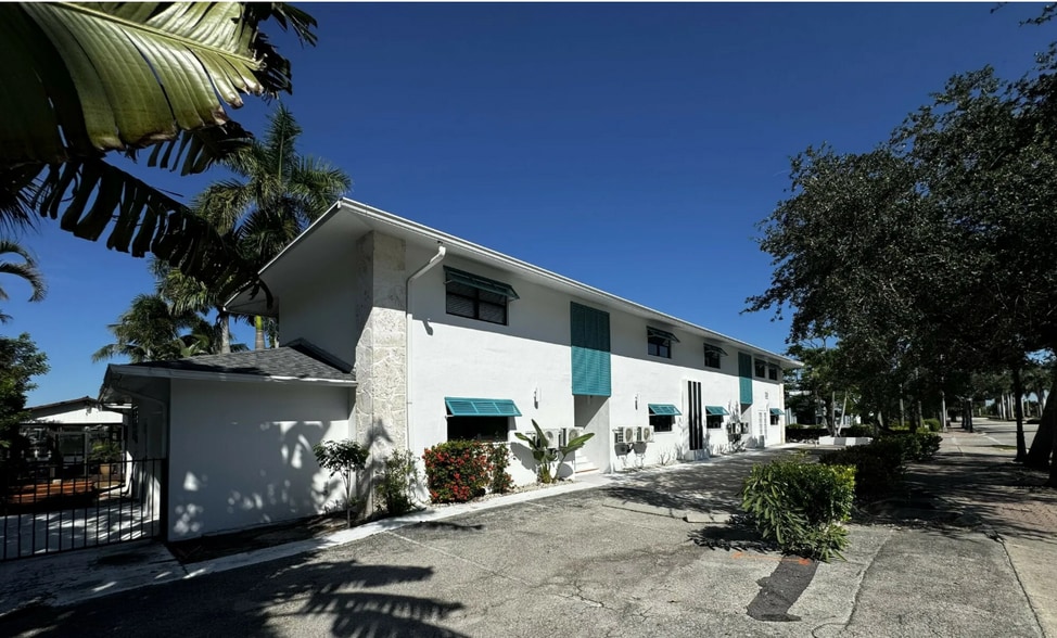 Primary Photo Of 3350 Bayshore Dr, Naples Hotel For Sale