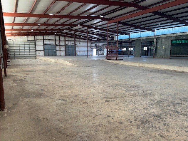 More Photos Of 6920 Gardner Rd, San Antonio Service For Lease
