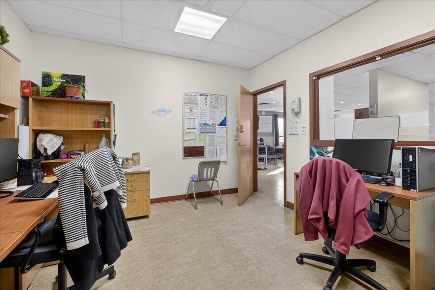 More Photos Of 11831 123 St NW, Edmonton Office For Sale